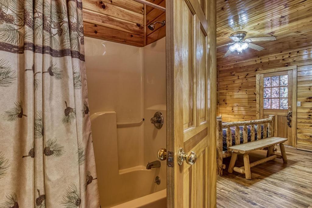 The Nut House, Hot Tub, Game Room, Wifi, 1089 Free Tickets Each Paid Day, Dollywood And More! Pigeon Forge Exterior photo