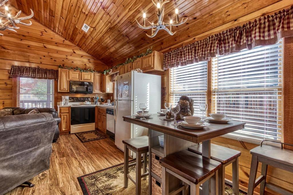 The Nut House, Hot Tub, Game Room, Wifi, 1089 Free Tickets Each Paid Day, Dollywood And More! Pigeon Forge Exterior photo