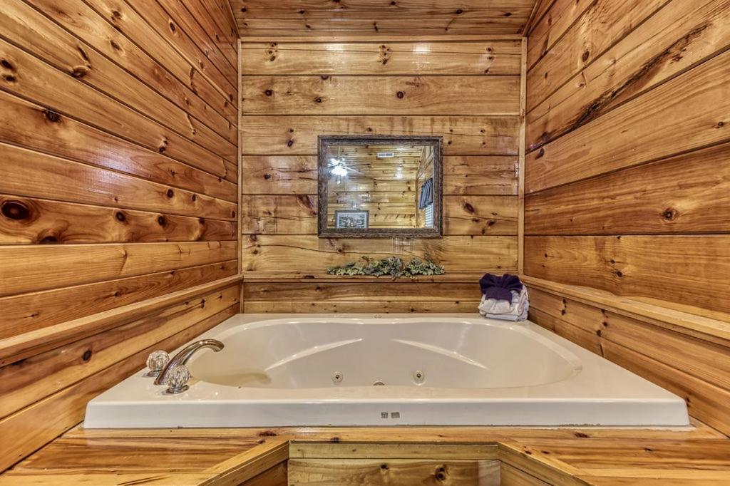 The Nut House, Hot Tub, Game Room, Wifi, 1089 Free Tickets Each Paid Day, Dollywood And More! Pigeon Forge Exterior photo